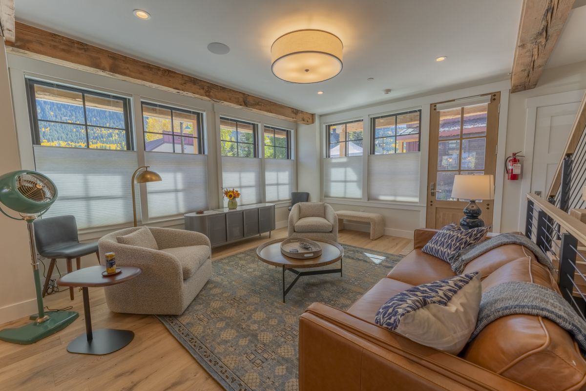 Living Room/ Entry